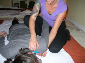 Bauchlage Schultern Thai-Yoga-Massage Shiatsu Workshop