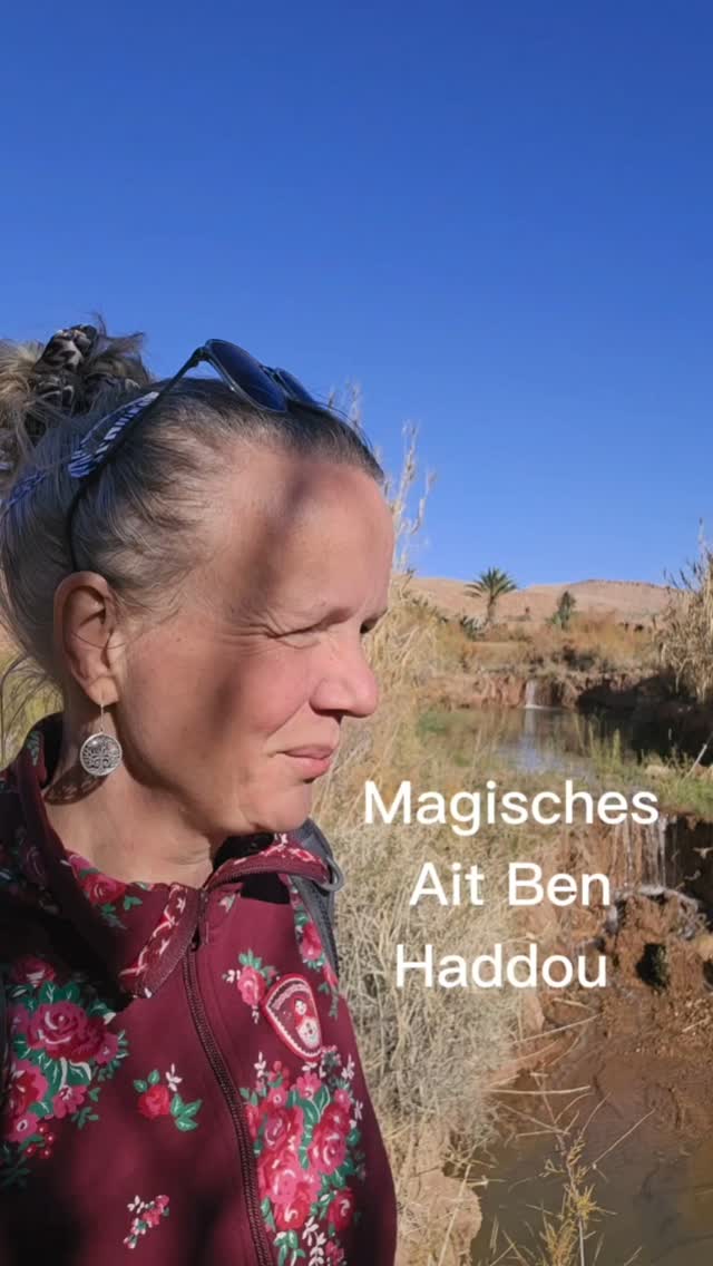 Vor den Toren der Stadt am Fluss, dort habe ich meinen persönlichen Lieblingsplatz gefunden.
Kleine Bächlein strömen von der Seite in den großen Fluss, hier blühen sogar Blumen in der kargen Landschaft.
Hier bin ich richtig kreativ geworden und habe den Tag gestern mit einem Buchprojekt verbracht.
Der Grundstein ist nun gelegt.
Reist Du um Urlaub zu machen und Dich zu erholen? Das mache ich zwar auch immer ein wenig, aber mir fällt auf, dass ich auf Reisen meist sehr kreativ werde, dass ich viele Inspirationen bekomme, die ich auch gleich umsetzen möchte.
#energyhealing #persönlichkeitsentwicklung #heilpraktikerinfürpsychotherapie #heilsam #erkenntnis #energiearbeit #weisheiten #seelenoase #Marokko #roadtrip #aitbenhaddou