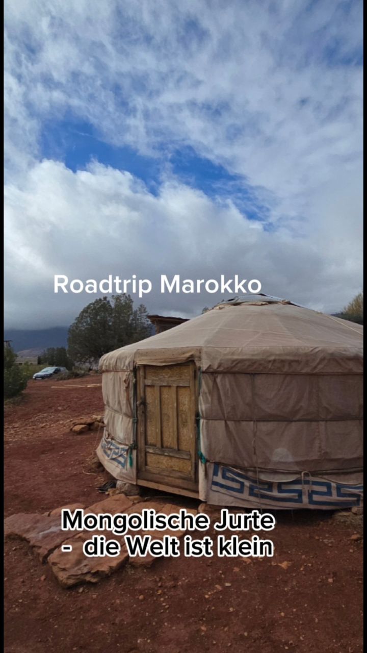Roadtrip Marokko 
Es gab so viel zum Staunen heute. Der Eselkarren hinter dem ich im Kreisverkehr hinterherkrauchen musste, bis er irgendwann gemächlich an die Seite fuhr. Ein Pulk von kleinen Schulkindern, die sich an mein Auto hingen, weil sie mitfahren wollten.
Die Polizeikontrolle, wo ein junger Wichtigtuer 15€ haben wollte, weil ich ein paar Meter hinter seinem Stoppschild gehalten habe. 
Na dem habe ich was anderes erzählt, bis er mich dann auch einfach hat gehen lassen. Ich glaube ihm war plötzlich bewusst wie lächerlich die Aktion war.🤑🤑🤑
Hinter einem Dorf waren die Felder voll mit Plastikmüll gesprenkelt, puh, das war krass. Wie ein Blütenmeer, aber es war eben Müll.
Da es recht kalt ist machen einige Leute mitten auf dem Bürgersteig ein Lagerfeuer.🔥
Und die Männer tragen alle so lange Gewänder mit Kapuze, drunter aber Hosen. Das sieht voll schön aus.
#roadtrip #Marokko #Jurte #Fernweh #persönlichkeitsentwicklung #energyhealing #heilsam #Abenteuer