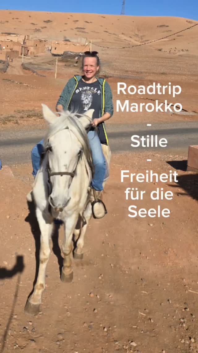 Roadtrip Marokko 
Ich will auf dieser Reise einfach nur sein.
Das Jetzt wiederfinden, den Menschen, Tieren und Mutter Erde begegnen. Einfach schauen wie das so ist hier.
Ruhig ist es hier, diese Stille ist beeindruckend. Wenn die Vögel ruhig sind hört man nur die Pferde mappen oder schnauben.
Die Luft ist frisch und kühl, so klar.
Das wirkt sich gleich aus auf meinen Mind, der kommt hier nämlich zur Ruhe.
Mein Seelchen kann hier fliegen, bissl Freiheit tanken durch dieses Nichts in der Weite.
Mal nix müssen, nur sein, das tut gut.
#roadtrip #energyhealing
#Persönlichkeitsentwicklung #heilsam #erkenntnis #energiearbeit #heilpraktikerinfürpsychotherapie 
#Marokko #Jetzt #einfachnurschön