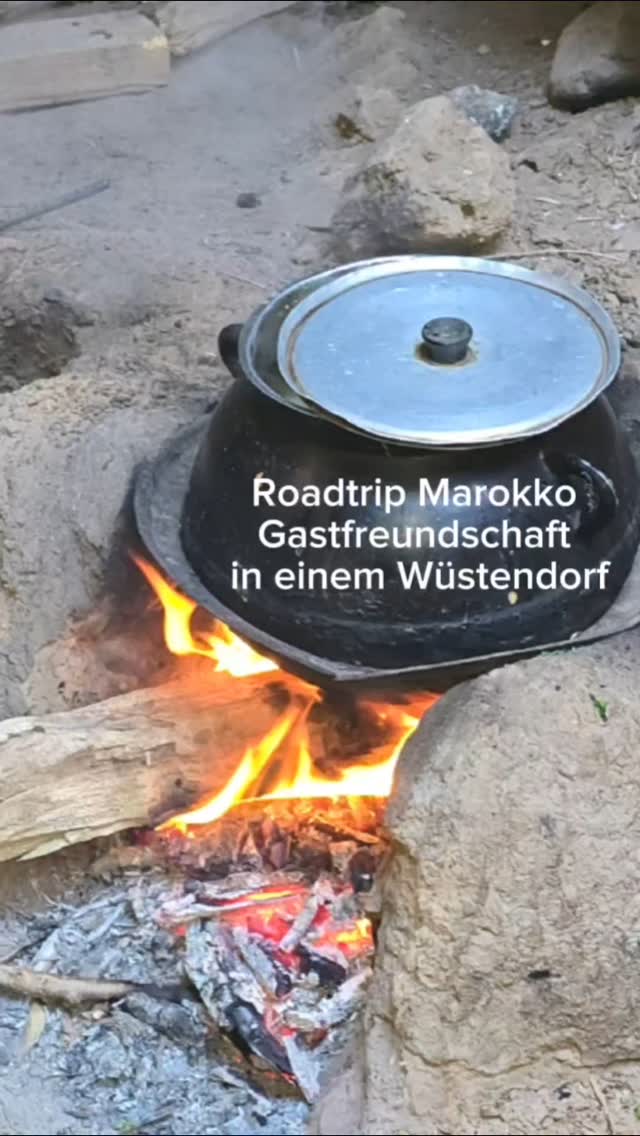 In meinem Kopf ist es angenehm ruhig geworden.
Ich bin begeistert über die simplen Weisheiten meines lieben Gastgebers Aziz. Stundenlang saßen wir auf seiner Dachterrasse und haben übers Leben gesprochen.
Die Gastfreundschaft ist unfassbar.
Mein Kopf ist ruhig, viele Gedanken verstummt. Der Wind gestern war krass. Die absolute Schönheit und die härte der Wüste, die Dürre, die sterbenden Palmen, das verfallene, mystische Dorf. Die herzlichen Menschen. Es liegt so nah beisammen, das lebendige, das Lächeln neben dem Verdorrten und der Härte.
Frauen im Dorf hier leben bei der Familie. Erst bei ihrer Geburtsfamilie und dann bei der ihres Mannes. Sie brauchen sich nicht die Frage der Zugehörigkeit zu stellen, aber sie haben nicht die Freiheiten wie bei uns. Die, die ich traf, schienen sehr glücklich zu sein. 
Die Einfachheit des Lebens lässt viel Raum für das einfache Sein, dass uns in unserem Alltag häufig verloren gegangen ist.
#einfachnurschön #einfachleben #Marokko ##roadtrip #energyhealing #Persönlichkeitsentwicklung #erkenntnis #heilsam #weisheiten #Energiearbeit